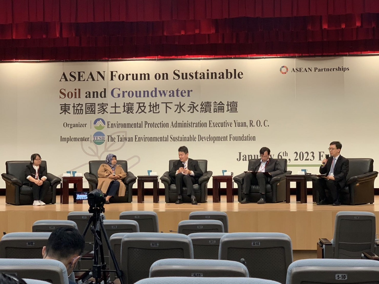Dinas Lingkungan Hidup (DLH) Provinsi Jawa Timur diundang dalam acara Forum negara ASIA bertajuk “Tanah dan Air Tanah Lestari (ASEAN Forum on Sustainable Soil and Groundwater)”